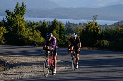 Los triatletas recorrieron 40 km con ascensos al cerro Catedral, poniendo a prueba resistencia y técnica sobre dos ruedas.