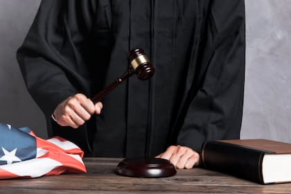 Los tribunales estatales de menores expiden órdenes y toman decisiones a base de las leyes estatales sobre dependencia o custodia