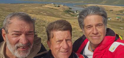 Los tripulantes del Caoba, en Malvinas; Pablo Leoni, Sigfrido Nielsen y Alejandro Diego
