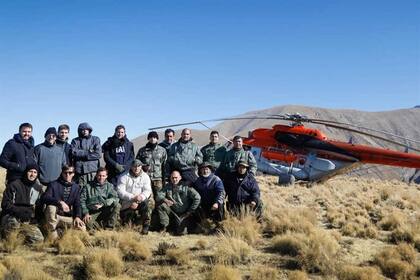 Los tripulantes del helicptero y los rescatistas