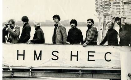 Los tripulantes del Narwal, Jorge García Solca, Carlos Zelasco, Alejandro Gómez, Luis Zaragoza, Jorge Merino, Luis Wens y Lucio Bussetti, descienden del buque hospital británico Hecla en el puerto de Montevideo, Uruguay. (Gentileza Lucio Bussetti).