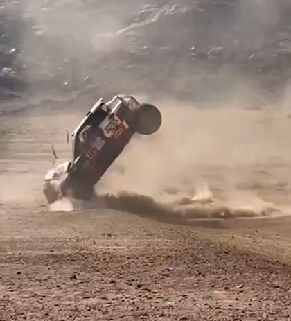 Los tripulantes del vehículo resultaron ilesos tras abandonar el habitáculo por sus propios medios