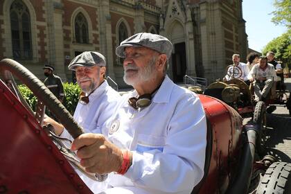 Los tripulantes vestidos a la usanza de principios del siglo XX aportan otro detalle pintoresco a este evento