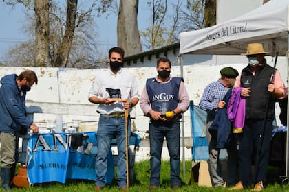 Los trofeos fueron sanitizados con alcohol al 70% y dejados en la mesa donde era retirado por el ganador