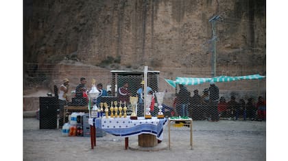 Los trofeos que seran entregados a los campeones de las distintas categorias del Torneo de Comunidades de Iruya organizado por el Club Deportivo Social y Cultural Iruya