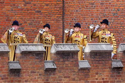 Los trompetistas tocan mientras se lee la proclamación del Rey desde el balcón del Palacio de St James