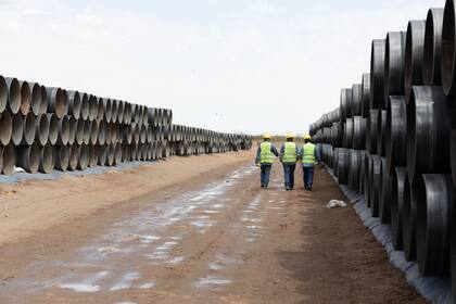 Los tubos con costura de 36 pulgadas de diámetro y 12 metros de largo de un total de 48.000 que ya se están fabricando y que demandarán unos 12.000 viajes en camión