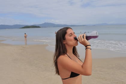 Los turistas argentinos en Florianópolis prefieren obviar el consumo de agua de la canilla