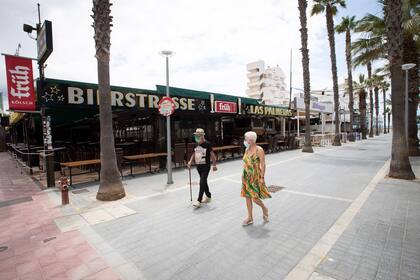 Los turistas caminan en la calle de la Cerveza (Bierstrasse) en Palma de Mallorca, en la isla española de Mallorca, Baleares, el 16 de julio de 2020