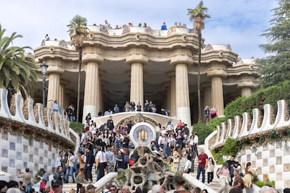 Los turistas deben reservar día y hora y pagar 30 euros para visitar el Park Güell sobre la ladera de la Muntanya Pelada, y 42 euros por persona por una visita guiada