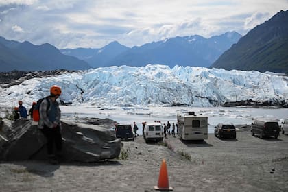 Los turistas llegan al estacionamiento para caminar hasta el hielo durante una visita guiada por el glaciar Matanuska