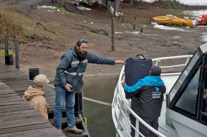 Los turistas llegan y se van en catamarán por el derrumbe en la ruta 40 que impide la llegada a Villa la Angostura