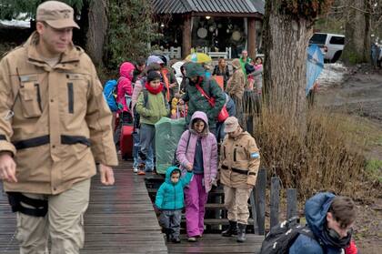 Los turistas llegan y se van en catamarán por el derrumbe en la ruta 40 que impide la llegada a Villa la Angostura