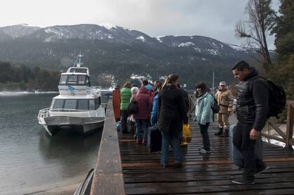 Los turistas llegan y se van en catamarán por el derrumbe en la ruta 40 que impide la llegada a Villa la Angostura
