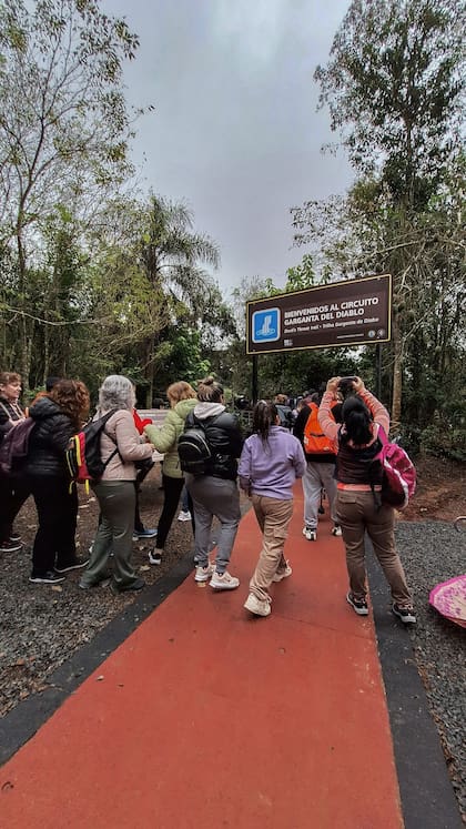 Los turistas llegaron al comienzo del sendero que desemboca en la Garganta