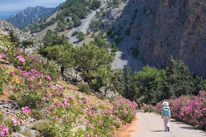 Los turistas podrían considerar explorar partes menos conocidas y menos turísticas de Grecia