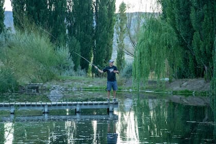 Los turistas pueden probar la pesca de truchas en la laguna.