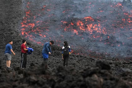 Los turistas se acercan a ver el espectáculo de la lava del volcán Pacaya