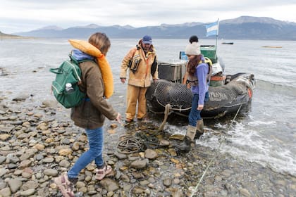 Los turistas se unen a los pescadores para salir en lancha a pescar centolla.