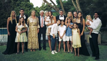 Los Ulloa, todos amantes de los caballos, a pleno. Los padres del novio, Polito (reconocidísimo domador) y Mónica, con sus hijos Toly, Salva, Esmeralda e Hilario y sus respectivas parejas: Clara Cassino, Inés Costamagna, Francisco Elizalde y Clara Ferraiuelo.