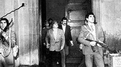 Los últimos momentos de Salvador Allende: con casco militar, dispuesto a defender el palacio de La Moneda, el 11 de septiembre de 1973