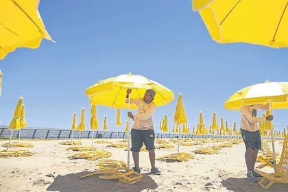 Los últimos preparativos, ayer en el Parque de los Niños