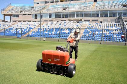 Los últimos retoques al césped del estadio Bicentenario de San Juan