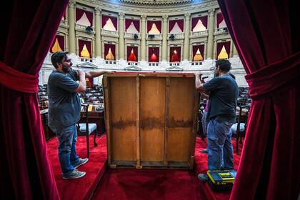 Los últimos retoques en el recinto del Senado antes del traspaso presidencial