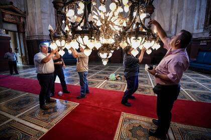 Los últimos retoques en el recinto del Senado antes del traspaso presidencial