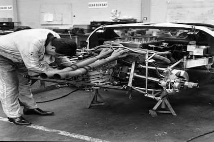 Los últimos retoques en la factoría de Slough, Inglaterra, a los Ford GT40 MkII que corrieron en Le Mans 1966. En primer plano el motor V8 7.0 L