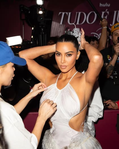 Los últimos retoques en la red carpet. Además de su glam team, la estrella viajó con el equipo de filmación de su reality