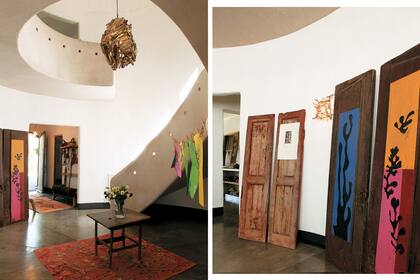 Los últimos trabajos de los chicos se pusieron a secar colgados de una soga, lo que dio como resultado una graciosa instalación, junto a obras "serias" sobre puertas antiguas en lugar de bastidores.