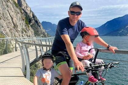 Los últimos viajes también los había realizado con su esposa y sus dos hijos