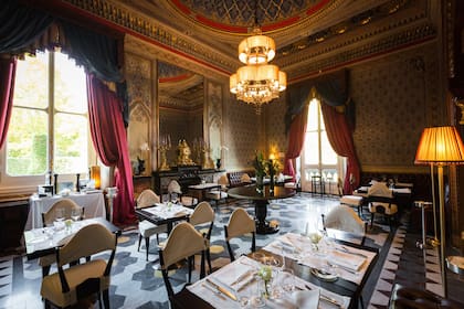 Los ultrarricos están orientando su gasto hacia servicios exclusivos, experiencias de reconocimiento global, como asistir al Super Bowl, cenar en restaurantes con tres estrellas Michelin o alojarse en hoteles emblemáticos