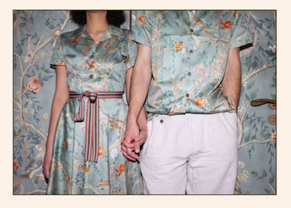 Los uniformes muestran un exquisito equilibrio entre el tradicional Dirdl austríaco y el diseño de Lena Hoscheck (@lenahoscheck), que utilizó los mismos géneros presentes en algunos tapizados y entelados.