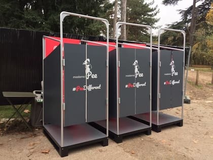 Los urinarios para mujeres ahora tienen puertas