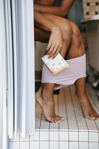 Los urólogos recomiendan no retener más de tres horas la orina en el cuerpo (imagen ilustrativa)