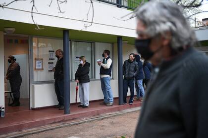 Los uruguayos acuden a las urnas para elegir a todos los gobiernos departamentales y sus municipios en medio de la pandemia de coronavirus