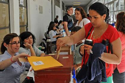 Los uruguayos son los principales bebedores de mate del mundo: consumen 15 kilos de yerba per cpita por ao y los argentinos 7, segn el INYM