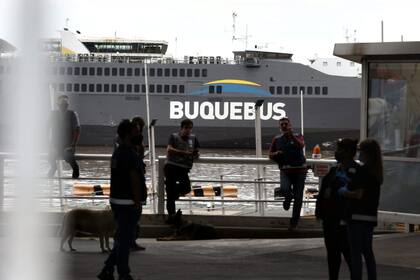 Los uruguayos y argentinos con residencia uruguaya interesados en cruzar por vía fluvial a Montevideo deben realizarse un hisopado en el edificio de Buquebus horas antes de embarcar