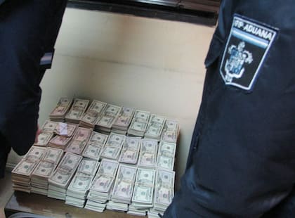 Los US$ 790.550 encontrados en la valija de Antonini, en el momento en el que son revisados por personal de la Aduana y de seguridad