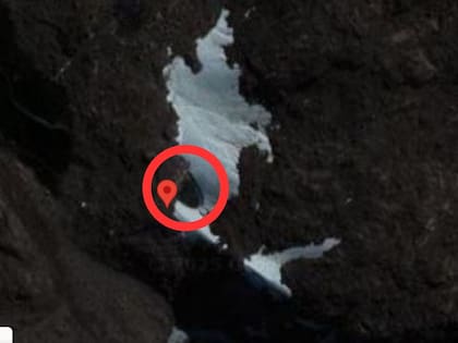 Los usuarios de Google Maps afirman haber encontrado una "base alienígena" bajo un acantilado en la Antártida