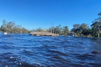 Los usuarios de Twitter compartieron varias imágenes desde la devastación que dejó el paso de Ian en el condado de DeSoto, Florida