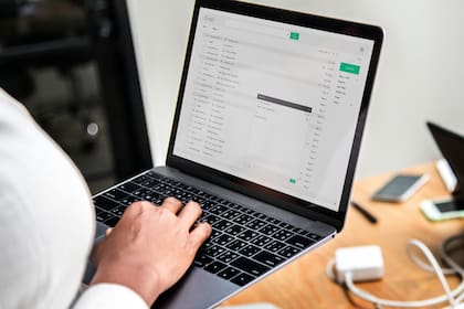 Los usuarios dejan decisiones sensibles bajo configuraciones predeterminadas