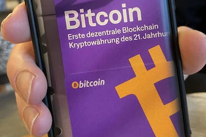 Los usuarios pagan con bitcoin usando una aplicación adecuada en su teléfono móvil