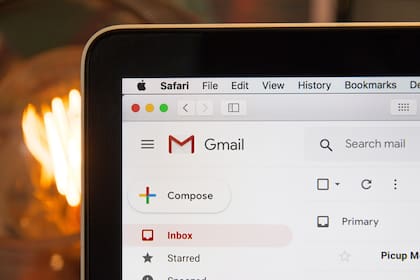 Los usuarios pueden hacer distintas funciones en Gmail: programar mensajes, confirmar si los vieron, borrar aquellos emails Spam, entre otras