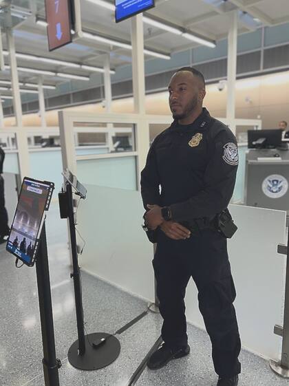 Los usuarios pueden solicitar no formar parte del EPP y realizar el proceso de ingreso estándar. Para ello, deben comunicarse con un agente de la CBP