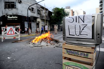 Los usuarios que hayan estado varias horas continuas sin servicio, que hayan sido víctimas de varios cortes en el mismo mes o cuyos objetos eléctricos se hayan roto por las fallas en el suministro, pueden pedir un resarcimiento económico