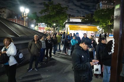 Los usuarios se agolparon en las diversas paradas de plaza Miserere