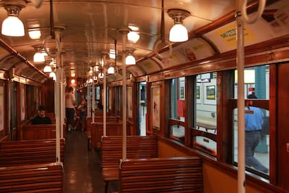 El interior de uno de los vagones de madera, una de las joyas del subte porteño